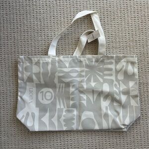 NWT Vuori Canvas Light Gray & White 24” x 15” Tote Bag